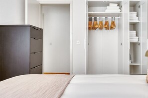 1 habitación, tabla de planchar con plancha, wifi y ropa de cama 