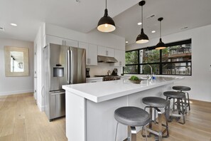 Frigorifero, microonde, forno, piano cottura