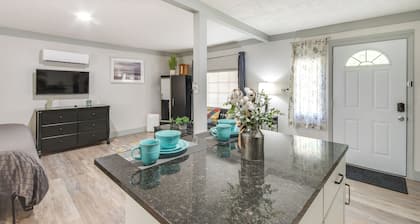 Greenwood Studio Cottage < 1 Mi to Downtown!