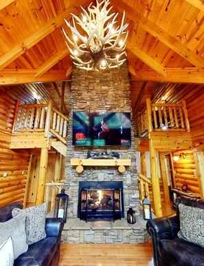 Smart TV, chimenea, futbolito y libros