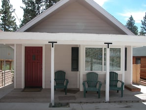 Exterior - Super cute and clean 2 bedroom 2 bath Centrally located in Big Bear Lake (Big Bear Lake)