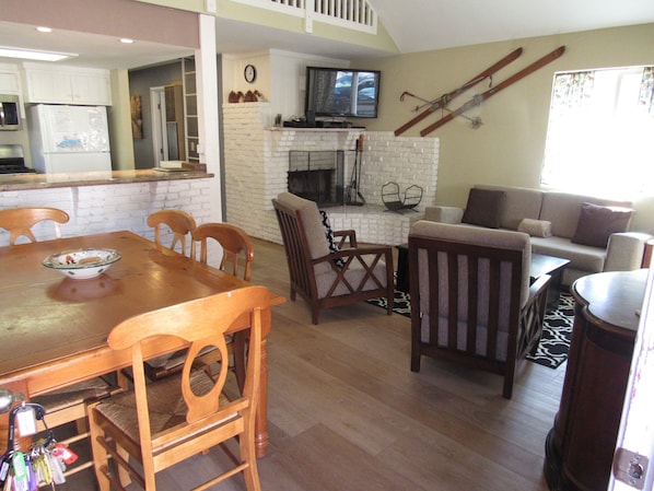 TV, fireplace, DVD player, stereo - Super cute and clean 2 bedroom 2 bath Centrally located in Big Bear Lake (Big Bear Lake)