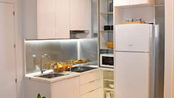 Frigorífico, microondas, cafetera o tetera y hervidor eléctrico