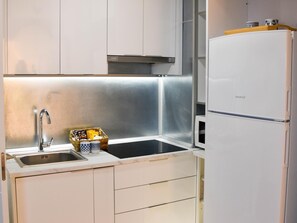 Fridge, microwave, coffee/tea maker, electric kettle - Holidays2Malaga Trinidad Stunning renovated 1 bedroom penthouse close to center (Málaga)