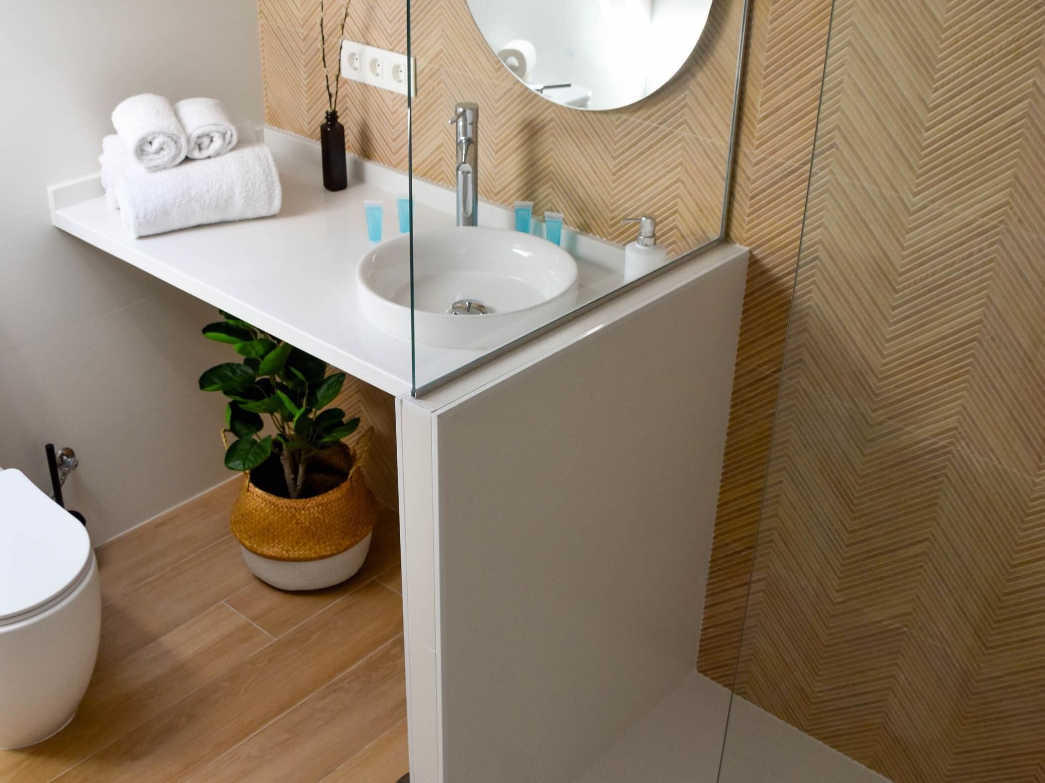 Haartrockner, Handtücher, Toilettenpapier