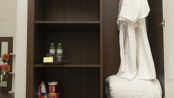 Egyptian cotton sheets, premium bedding, minibar, desk