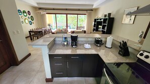 Refrigerador, microondas, horno, placa de cocina