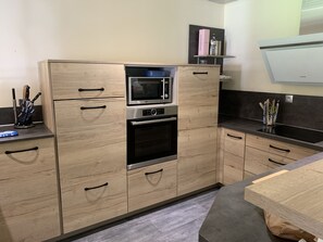 Réfrigérateur, four à micro-ondes, un four, surface de cuisson