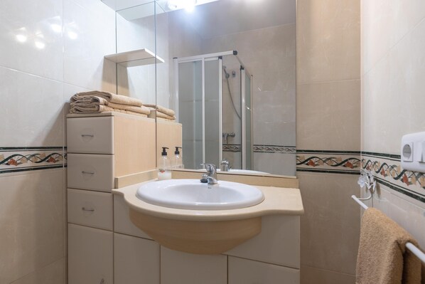 Shower, hair dryer, towels