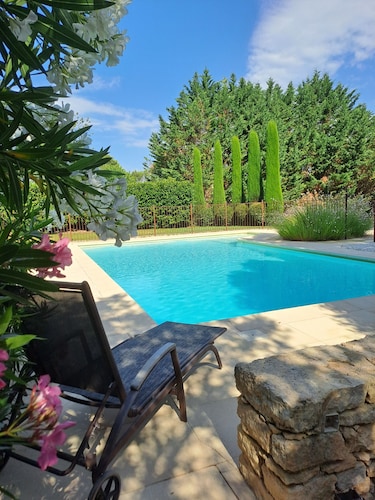 Kaunis mökki sydämessä Luberon - Menerbesissa (8 henkilöä)