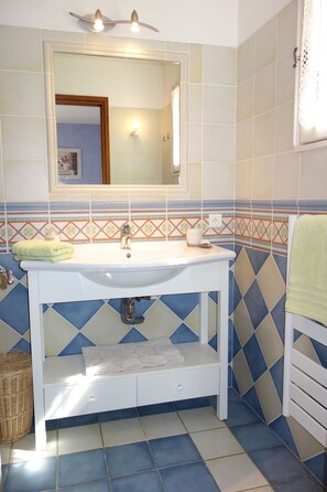 Combined shower/bathtub, hair dryer, towels