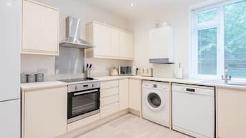 Kjøleskap, mikrobølgeovn, ovn og kjøkkenutstyr