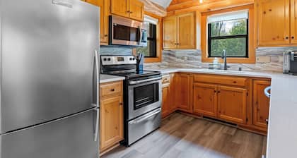 Newly Updated Log Home on 5 acres - Gorgeous Decor and Family Friendly