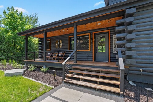 Newly Updated Log Home on 5 acres - Gorgeous Decor and Family Friendly