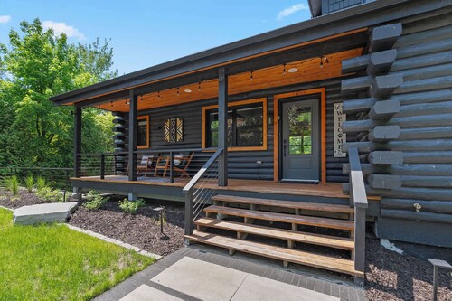 Newly Updated Log Home on 5 acres - The Great Escape
