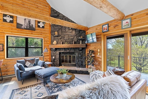 Newly Updated Log Home on 5 acres - The Great Escape