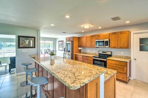 Microwave, stovetop, dishwasher, cookware/dishes/utensils - Punta Gorda Escape w/ Private Lanai & Pool! (Punta Gorda)