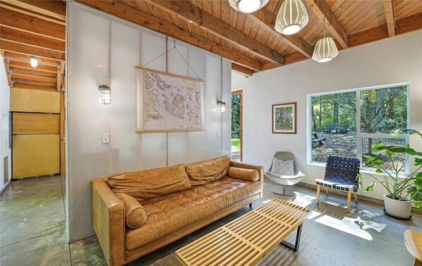 Smart TV, fireplace, DVD player, table football