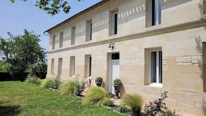 Un bâtiment en pierre de deux étages, doté d’une façade symétrique, de nombreuses fenêtres et d’une entrée centrale.