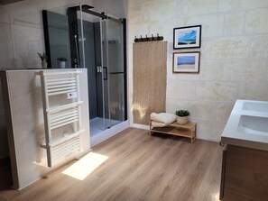 Bathtub, hair dryer, towels