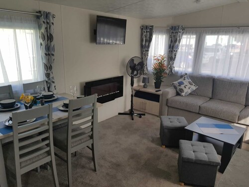 Lodge, Sleeps 8- Parking, Wifi, Campsite Amenities
