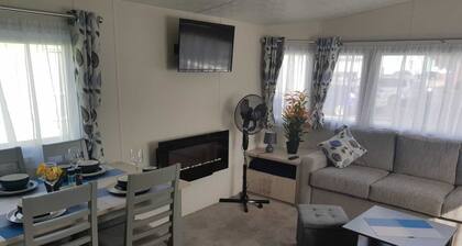 Lodge, Sleeps 8- Parking, Wifi, Campsite Amenities