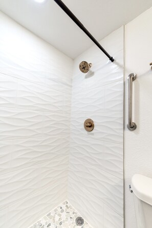 Dusche, Haartrockner, Handtücher, Toilettenpapier