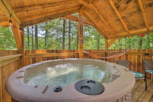 'Falling Star' Eagletown Cabin w/ Hot Tub: Pets OK