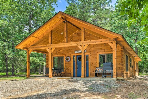 'Falling Star' Eagletown Cabin w/ Hot Tub: Pets OK