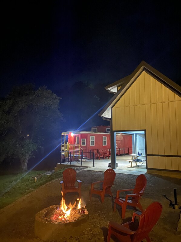 Terrace/patio - The C&O Caboose at Cantrell Station, Minutes to Fayetteville! (Fayetteville)