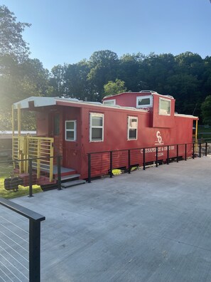 Exterior - The C&O Caboose at Cantrell Station, Minutes to Fayetteville! (Fayetteville)