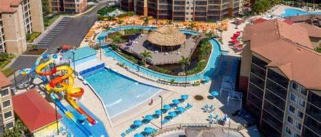 Alberca al aire libre y alberca climatizada