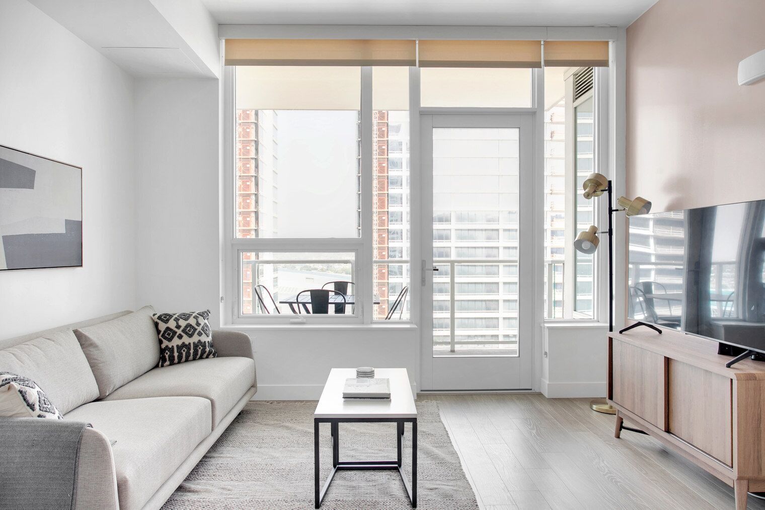 Sunny Downtown 1BR w/ Pool, Jacuzzi, & Gym, near 110, by Blueground