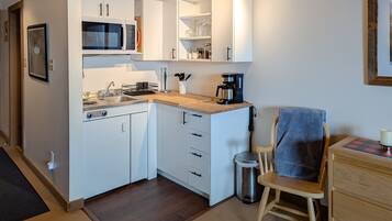 Jääkaappi, mikroaaltouuni, liesi, kahvin-/teenkeitin