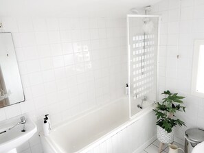 Bathroom - Glenbeigh Holiday Cottage - Tigin Mamo (Glenbeigh)