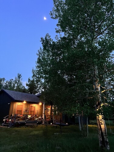 Cozy 3BR Creekside Cabin - Summer Fun, Fall Foliage & Winter Skiing