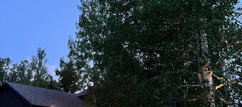 Cozy 3BR Creekside Cabin - Summer Fun, Fall Foliage & Winter Skiing