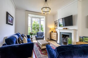 TV - 9 St John's Street -  a family break that sleeps 6 guests  in 3 bedrooms (York)