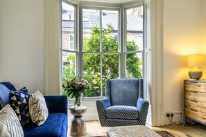 TV - 9 St John's Street -  a family break that sleeps 6 guests  in 3 bedrooms (York)