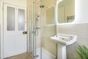 Badewanne, Haartrockner, Handtücher