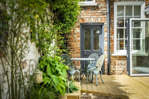 Outdoor dining - 9 St John's Street -  a family break that sleeps 6 guests  in 3 bedrooms (York)