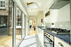 Fridge, microwave, oven, stovetop - 9 St John's Street -  a family break that sleeps 6 guests  in 3 bedrooms (York)