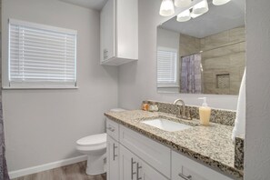 House, 4 Bedrooms | Bathroom | Towels, shampoo