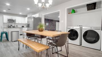 Nhà, 4 phòng ngủ | Bếp riêng | Tủ lạnh, lò nướng, dụng cụ pha cà phê/trà, lò nướng bánh mì