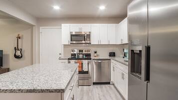 House, 4 Bedrooms | Private kitchen | Fridge, oven, coffee/tea maker, toaster