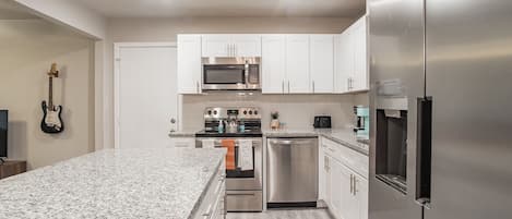 House, 4 Bedrooms | Private kitchen