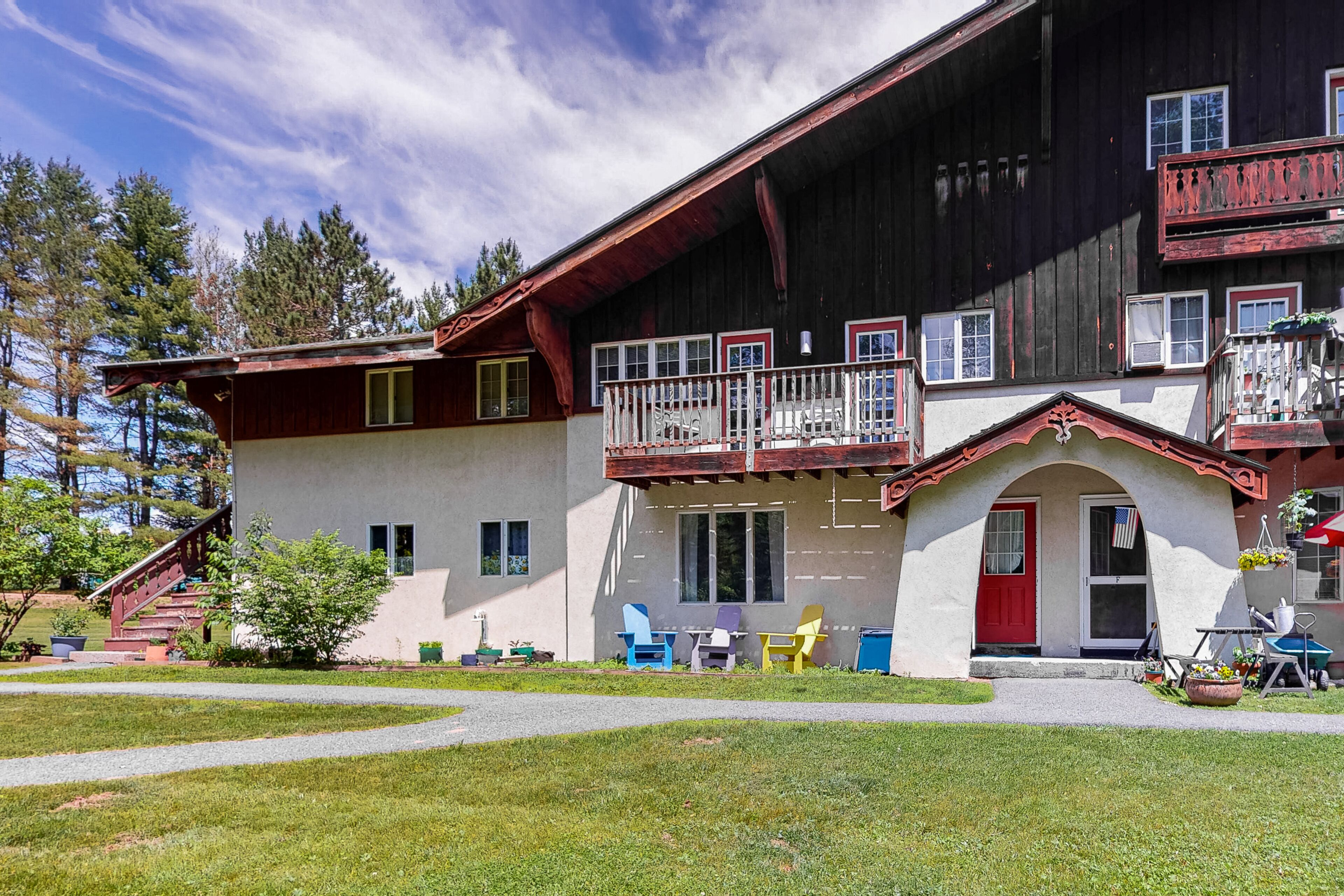 Condo with balcony, gas fireplace, & washer/dryer - close to hiking & skiing