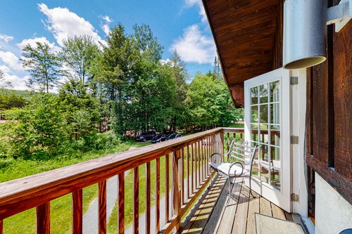 Condo with balcony, gas fireplace, & washer/dryer - close to hiking & skiing