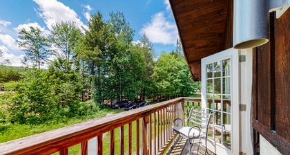 Condo with balcony, gas fireplace, & washer/dryer - close to hiking & skiing