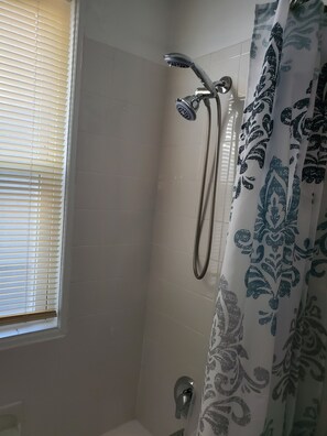 Bathtub - Cozy Forest Park 1 Bed (Forest Park)